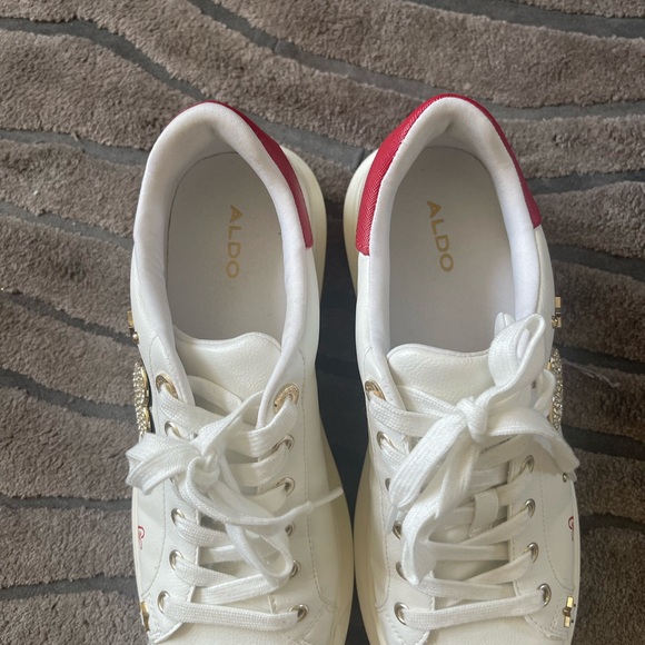 ALDO Walking shoes only worn once back of the soul 2 inches. The front is 1 inch - Picture 3 of 5